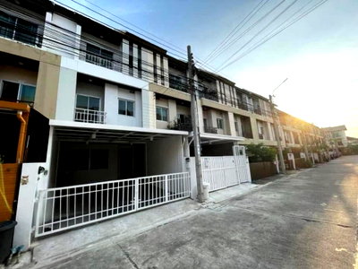 Townhouses for sale Pracha Uthit Road : [For sale] Urban Thara Suk Sawat 70, near Suk Sawat Expressway and Outer Ring Road, near BTS Khru Nai🚄 near Rama 3
