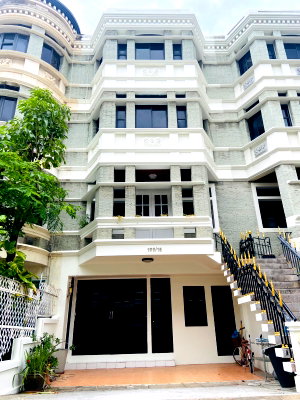 Townhouses for rent Thailand Cultural Centre  : For rent Townhouse at Moo Bann Chicha Castle on Sukhumvit soi 31 near Srinakarintharaviroj  University (S02-0306)