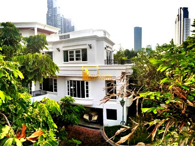 Houses for rent DONKI Mall Thonglor   : Incredible 5 Bedroom Pool Villa For Rent in Ekkamai - BR8443SH
