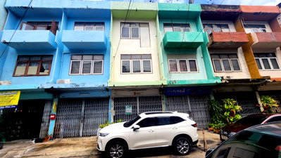 Shophouses for sale Department of Skill Development : 3-storey commercial building for sale, parking available, 16 sq.w.  Soi Inthamara 57, Huai Khwang, Bangkok. Renovation available upon request