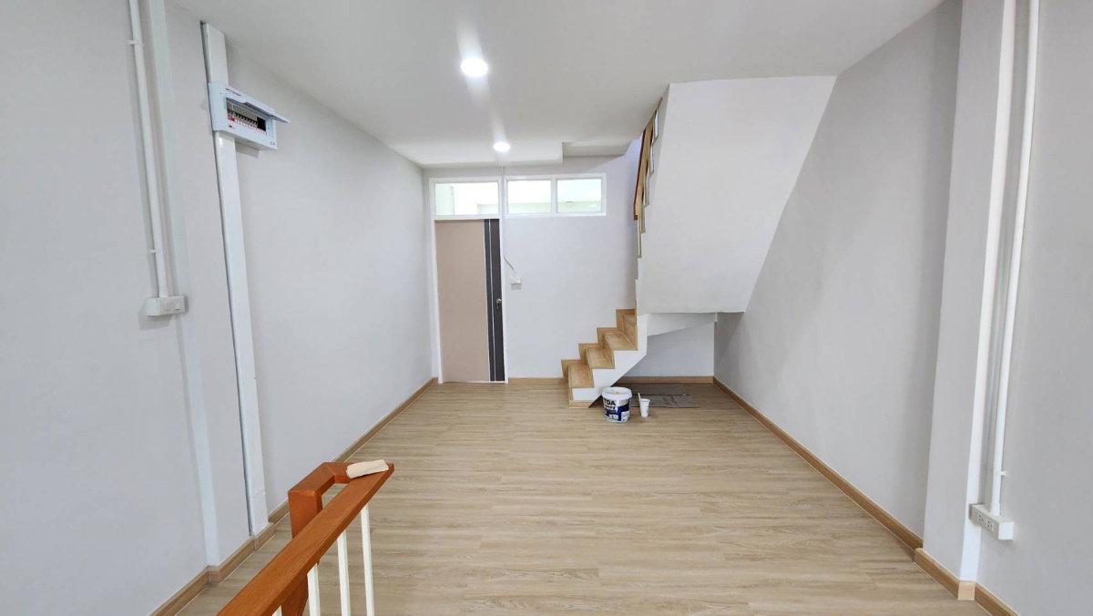 รูป บ้านทำเลสาทร งบ 6 ล้าน มีแบบนี้อยู่จริง! ทาวน์โฮม 4 ชั้น รีโนเวทใหม่ สภาพนางฟ้า - รูปที่ 20/22
