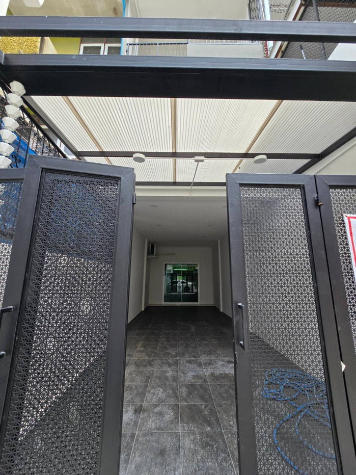 รูป บ้านทำเลสาทร งบ 6 ล้าน มีแบบนี้อยู่จริง! ทาวน์โฮม 4 ชั้น รีโนเวทใหม่ สภาพนางฟ้า - รูปที่ 2/22