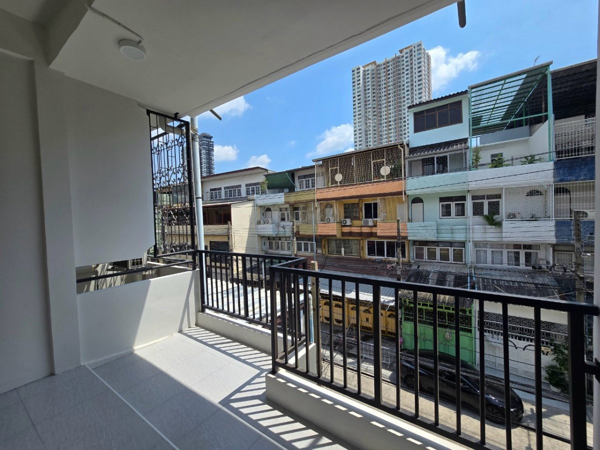 รูป บ้านทำเลสาทร งบ 6 ล้าน มีแบบนี้อยู่จริง! ทาวน์โฮม 4 ชั้น รีโนเวทใหม่ สภาพนางฟ้า - รูปที่ 13/22