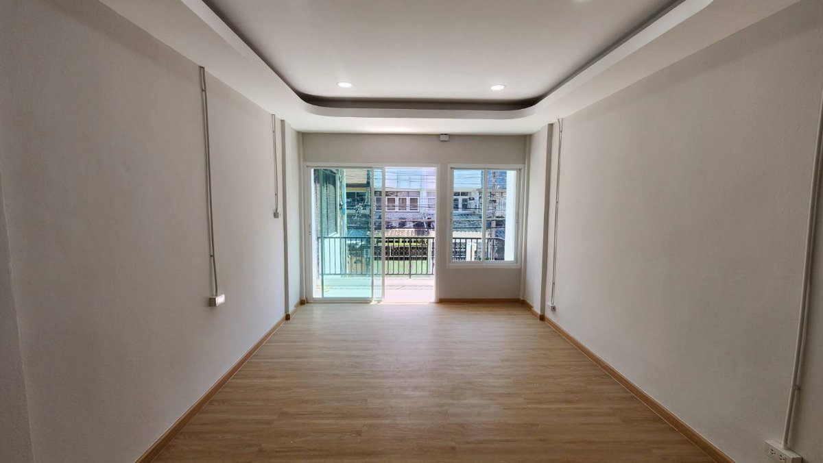 รูป บ้านทำเลสาทร งบ 6 ล้าน มีแบบนี้อยู่จริง! ทาวน์โฮม 4 ชั้น รีโนเวทใหม่ สภาพนางฟ้า - รูปที่ 8/22