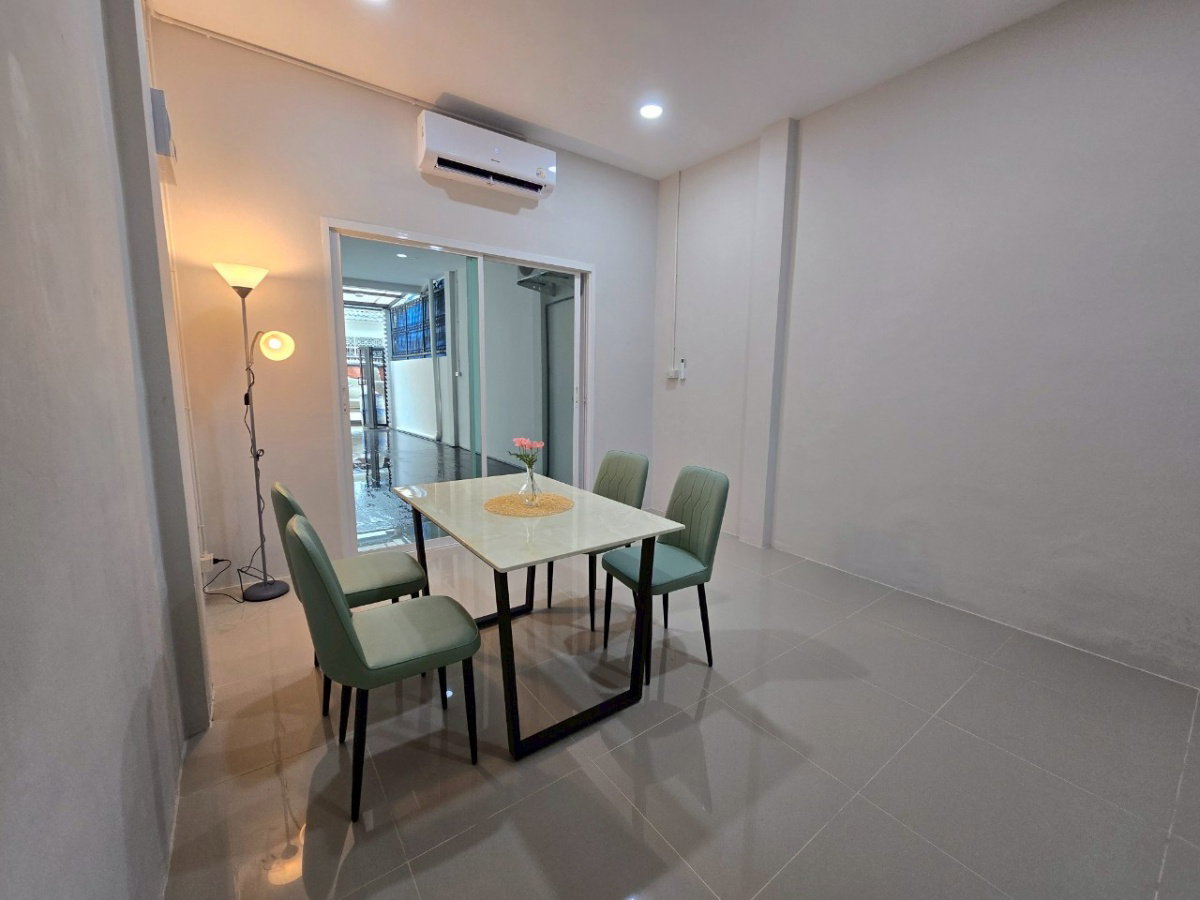 รูป บ้านทำเลสาทร งบ 6 ล้าน มีแบบนี้อยู่จริง! ทาวน์โฮม 4 ชั้น รีโนเวทใหม่ สภาพนางฟ้า - รูปที่ 1/22