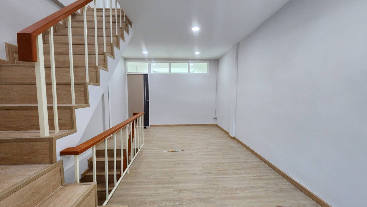 รูป บ้านทำเลสาทร งบ 6 ล้าน มีแบบนี้อยู่จริง! ทาวน์โฮม 4 ชั้น รีโนเวทใหม่ สภาพนางฟ้า - รูปที่ 9/22