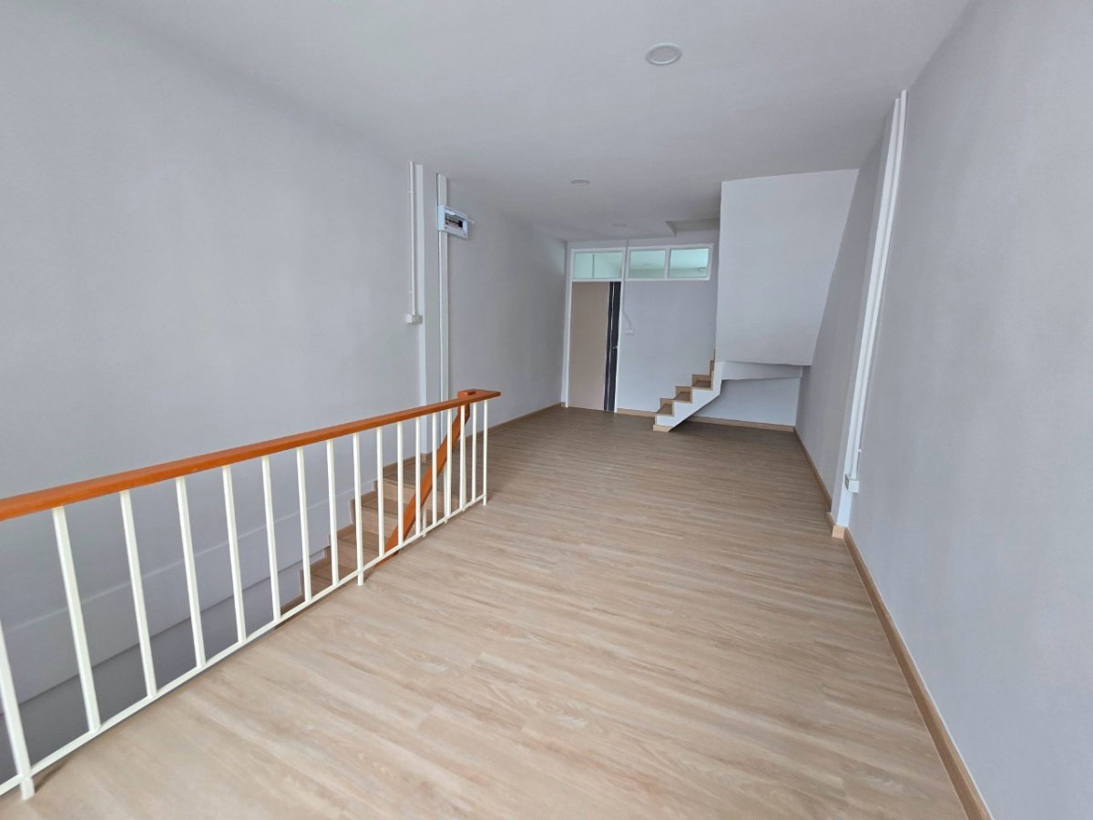 รูป บ้านทำเลสาทร งบ 6 ล้าน มีแบบนี้อยู่จริง! ทาวน์โฮม 4 ชั้น รีโนเวทใหม่ สภาพนางฟ้า - รูปที่ 12/22