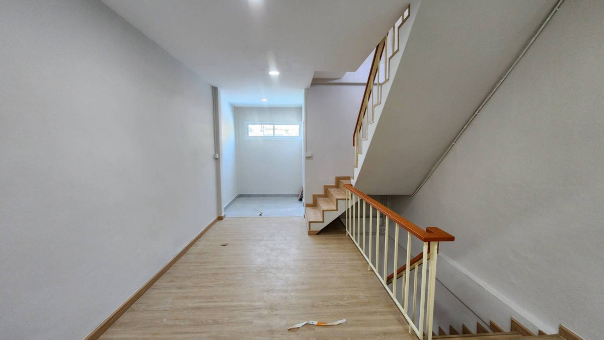 รูป บ้านทำเลสาทร งบ 6 ล้าน มีแบบนี้อยู่จริง! ทาวน์โฮม 4 ชั้น รีโนเวทใหม่ สภาพนางฟ้า - รูปที่ 17/22