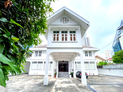 เช่าบ้านเดี่ยว วัน แบงค็อก   : บ้านหรูให้เช่าในย่านสาทร: บ้านใหญ่ 2 หลัง สไตล์ไทยประยุกต์และโคโลเนียล ใกล้ BTS เซนต์หลุยส์