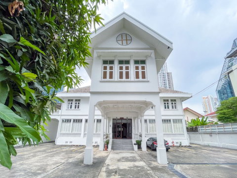 บ้านหรูให้เช่าในย่านสาทร: บ้านใหญ่ 2 หลัง สไตล์ไทยประยุกต์และโคโลเนียล ใกล้ BTS เซนต์หลุยส์
