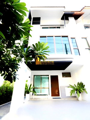 เช่าทาวน์โฮม วิทยาลัยพณิชยการบางนา : The Private Sukhumvit - Modern 3 Bed Townhouse in Bang Chak - BR49051TH