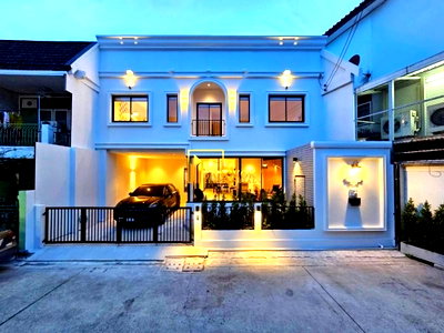 เช่าทาวน์โฮม แม็คโคร ฟู้ดเซอร์วิส สุขุมวิท 71 : Stylish 2 Bedroom Townhouse For Rent in Phra Khanong - BR8865TH