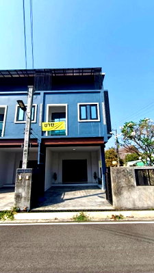 Townhouses for sale ถนนสามเสน : Brandnew ownhouse for sale, sansai near khajarean market. & mae kung market.