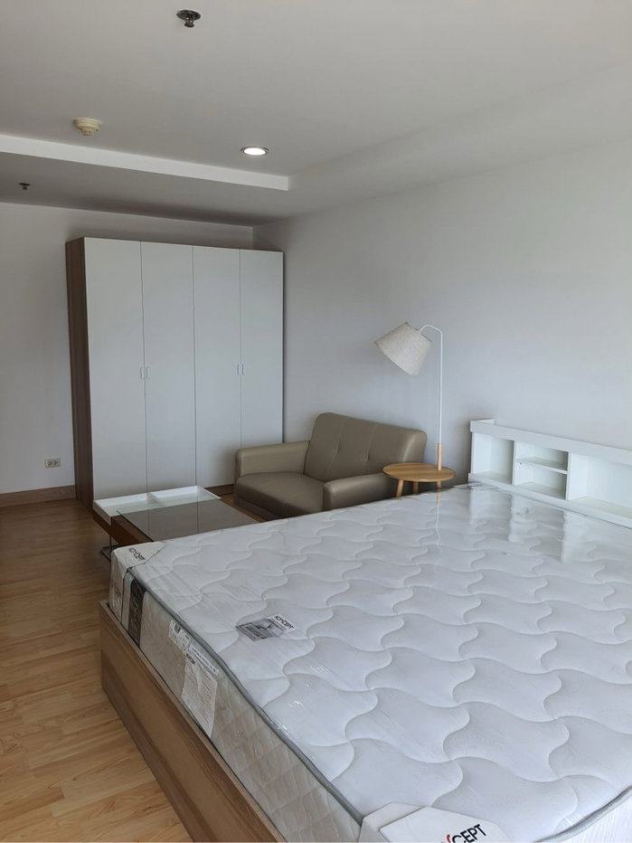 picture #Z970 For rent: The Trendy Condominium - 2/5