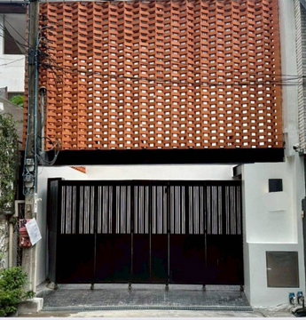 LTHC12680 – Home Office For Rent in Sukhumvit 49 Size 50 Sqw. 400 Sqm. 5 beds 5 baths Near BTS Thong Lor Station ONLY 200K/Month