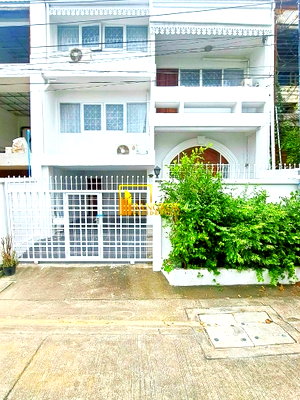 Townhouses for rent J Avenue Thonglor : Spacious 5 Bedroom Townhouse For Rent in Ekkamai Area - BR49052TH