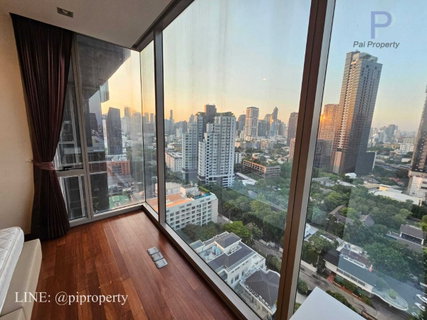รูปภาพ ให้เช่าคอนโด 2 ห้องนอน ราคาประหยัด ย่านทองหล่อ หน้าต่างบานใหญ่จากพื้นจรดเพดานในห้องนอน มองเห็นวิวได้เต็มตา ห่างจากสถานีรถไฟฟ้า BTS ทองหล่อ 300 ม.