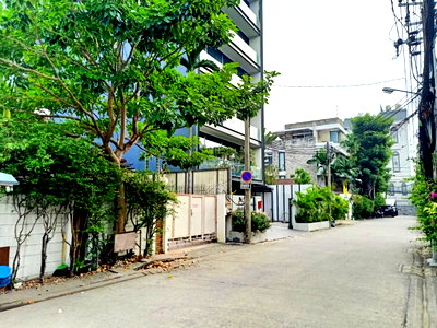 ที่ดิน BTS อโศก : ขายที่ดินพร้อมบ้านทองหล่อ25 สุขุมวิท55 เนื้อที่ 108 ตร.ว ที่สวย ถนนกว้าง ทำอาคารสูงได้ Thonglor sukhumvit 55 land sale 087-9074045
