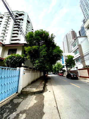 ที่ดิน BTS อโศก : ขายที่ดินพร้อมบ้าน สุขุมวิท 23 เนื้อที่ 320 ตร.ว ติดถนนสุขุมวิท23 ถนนกว้างมากกว่า 10ม. สร้างอาคารสูงได้ เหมาะทำ Service apartment คอนโด 0879074045