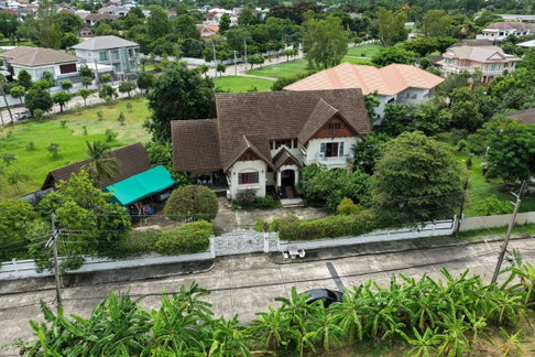 บ้านเดี่ยว2 ชั้น มบ.เอกบุรี พร้อมสวนรอบบ้านบรรยากาศร่มรื่น เงียบสงบ เดินทางสะดวกใกล้ทางด่วนและถนนรามอินทรา บนเนื้อที่ 1 ไร่ 12 ตร.วา