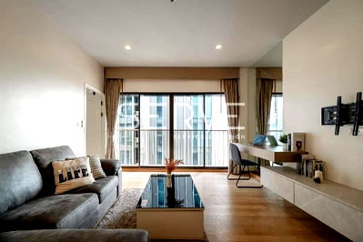 Condos for sale : Corner Unit 1 Bed with Bathtub 56.61 sq.m. High Fl. 15+ BTS Phrom Phong 200 m. at Noble Refine Condo / For Sell