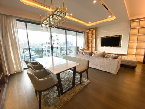 ♦ Ultimate class ♦ 10+ Floor 201.43 sq.m. | 3 bedrooms, city view | Near Eight Thonglor 1 min., Donki Mall 2 mins., BTS Thonglor 4 mins.