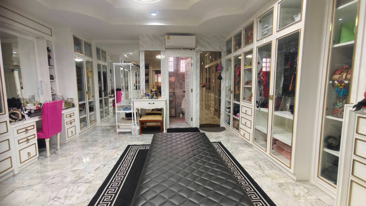 รูป ขายบ้านหรู 3 ชั้น พร้อมอยู่ สไตล์โมเดิร์นพระราม 9  5ห้องนอน 8 ห้องน้ำ เหมาะกับครอบครัวใหญ่ ฟั่งชั่นครบครัน - รูปที่ 9/33