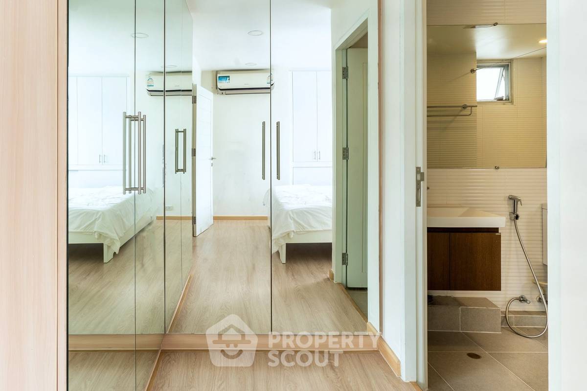 picture 2-BR Condo For Rent At 39 Suites, 65 Sqm Near BTS Phrom Phong (ID 1479309) - 10/19