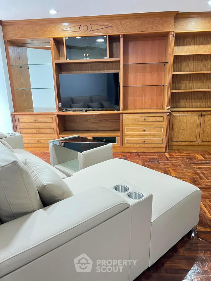 picture Pet-Friendly 2-BR Condo, 90 Sqm, Wittayu Complex Near BTS Phloen Chit (ID 1573954) - 2/32