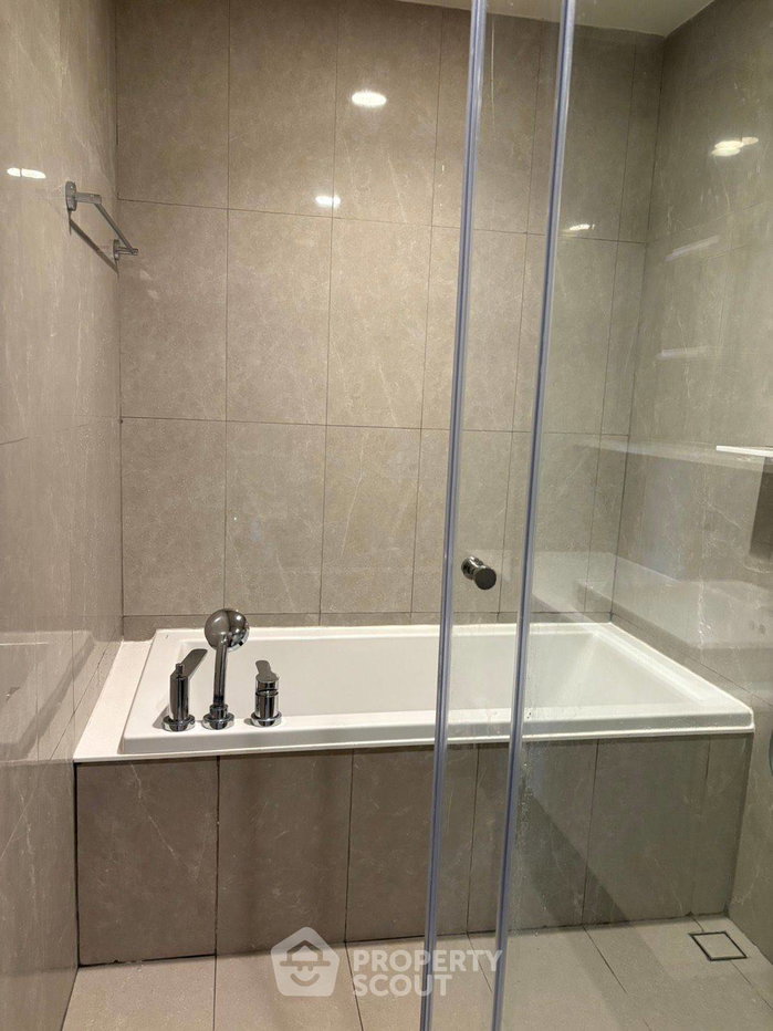 รูป คอนโด 2 ห้องนอน ชั้น 25 ขนาด 90 ตร.ม. ที่ The Issara Sathorn ใกล้ BTS/MRT (ID 2100838) - รูปที่ 8/19