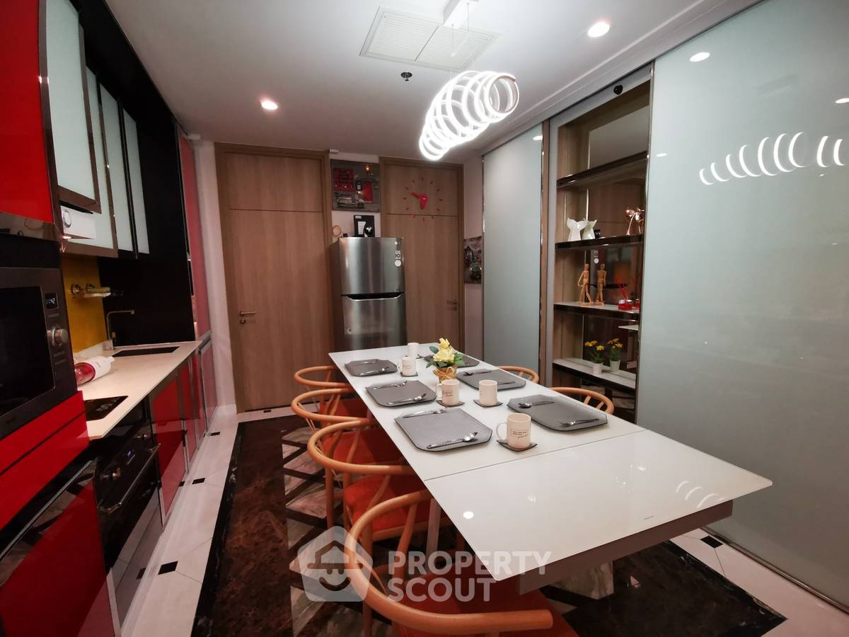 รูป ใกล้ BTS เพลินจิตเพียง 100 ม. ขายคอนโด 2 ห้องนอน Noble Ploenchit (ID 556081) - รูปที่ 13/15