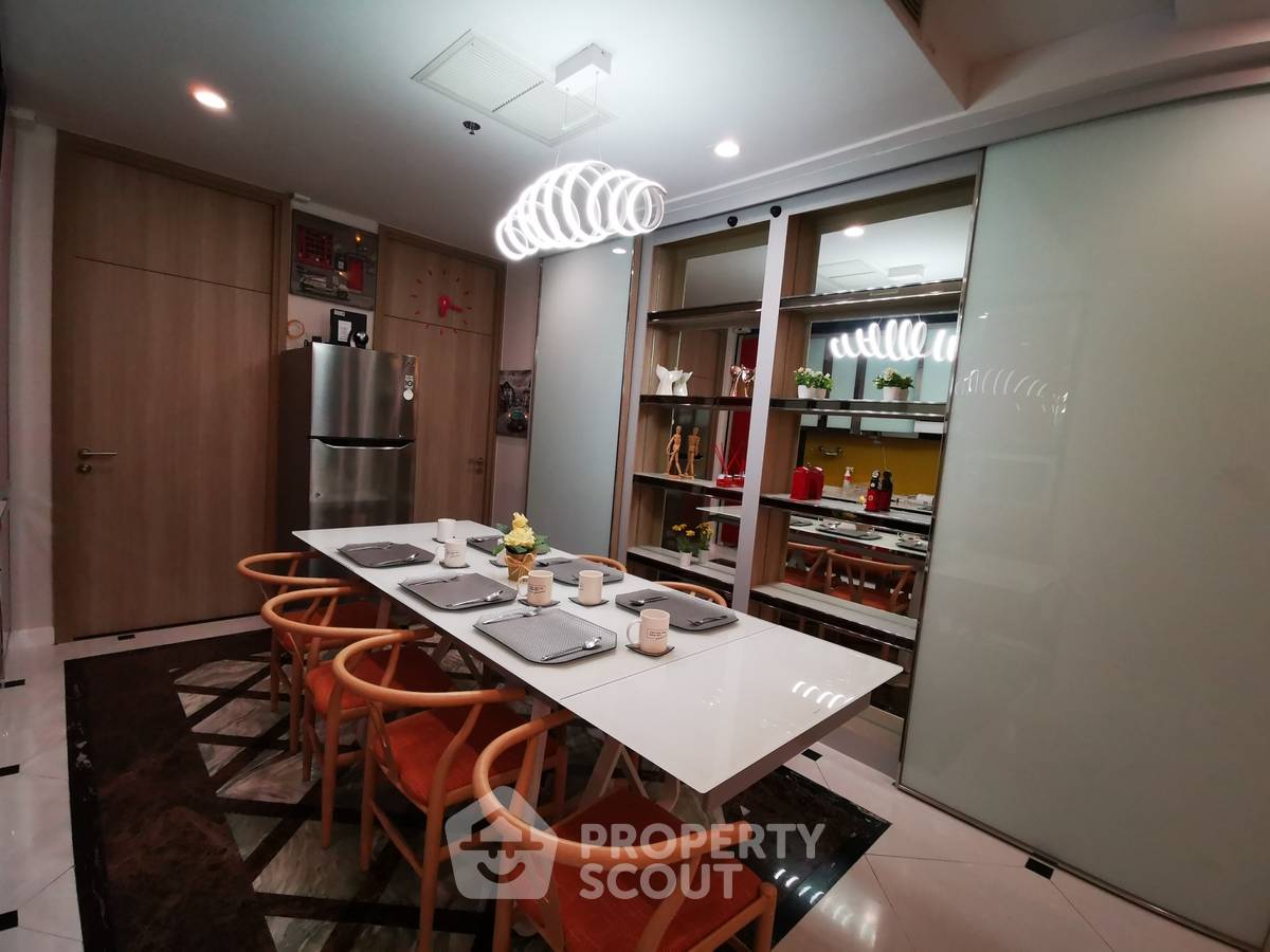 รูป ใกล้ BTS เพลินจิตเพียง 100 ม. ขายคอนโด 2 ห้องนอน Noble Ploenchit (ID 556081) - รูปที่ 4/15