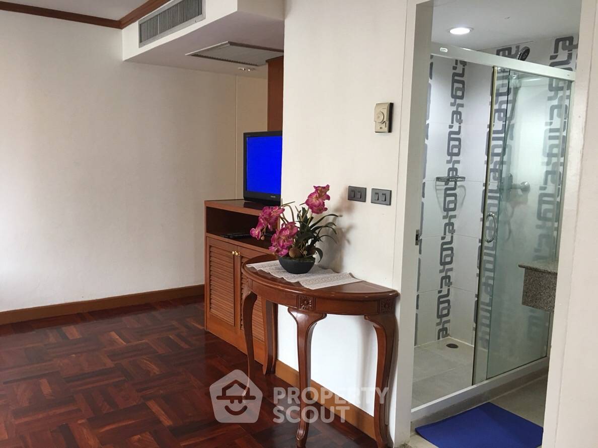picture 2-BR Condo At Omni Tower, 12th Floor, 400m To BTS Nana (ID 556550) - 12/25