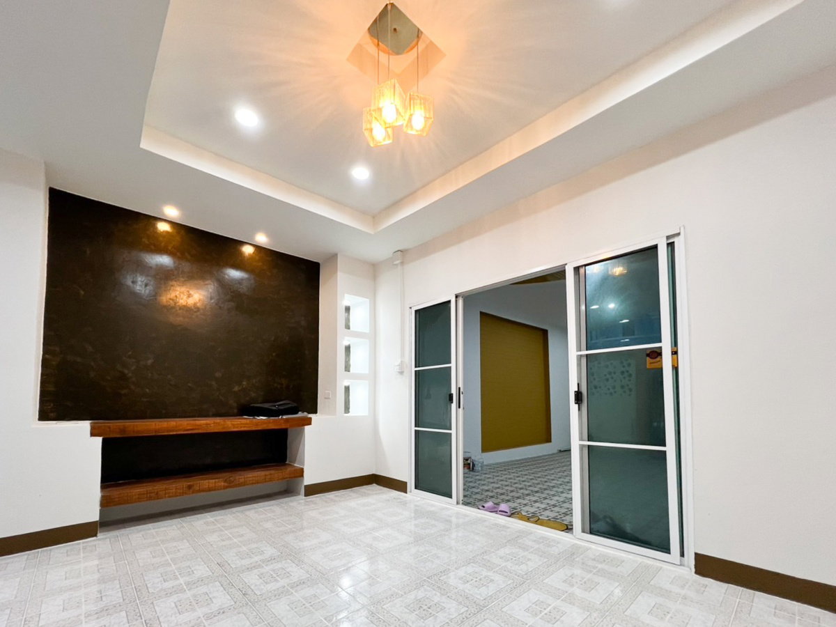 รูป 🏡 S233 [ขาย] ทาวน์เฮาส์รีโนเวทใหม่ทั้งหลัง หมู่บ้านฉัตรมณี 2 พุทธมณฑลสาย 4 เพียง 1.99 ล้านบาท - รูปที่ 3/15