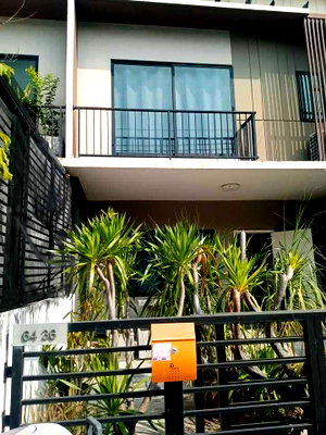 Townhouses for sale Bangkok : P0019 Townhouse Near On Nut-Wongwaen - Convenient Living