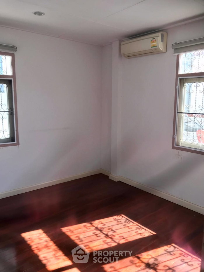 รูป บ้าน 4 ห้องนอน ขาย ใกล้ BTS อารี (พื้นที่ 320 ตร.ม.) เลี้ยงสัตว์ได้ (ID 2044767) - รูปที่ 10/11