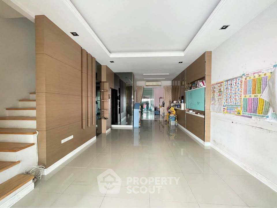 picture 3-Bedroom Townhouse For Sale At Baan Klang Muang Ratchada 36 Near BTS Ratchayothin (ID 2200889) - 3/10