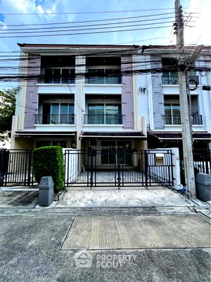 Townhouses for sale : 3-Bedroom Townhouse For Sale At Baan Klang Muang Ratchada 36 Near BTS Ratchayothin (ID 2200889)