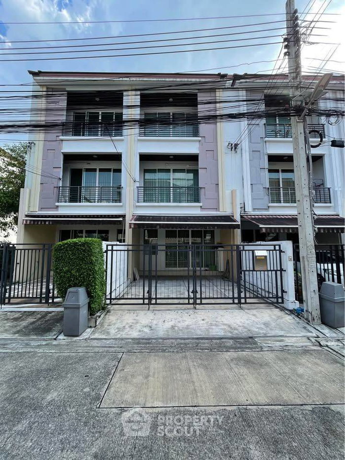 picture 3-Bedroom Townhouse For Sale At Baan Klang Muang Ratchada 36 Near BTS Ratchayothin (ID 2200889) - 1/10