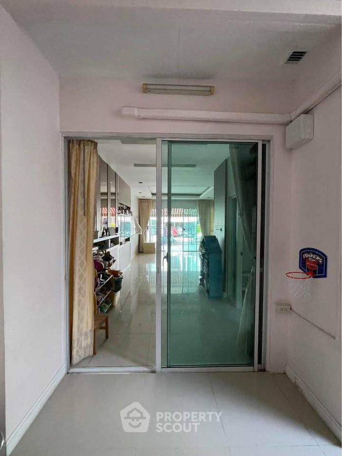 picture 3-Bedroom Townhouse For Sale At Baan Klang Muang Ratchada 36 Near BTS Ratchayothin (ID 2200889) - 2/10