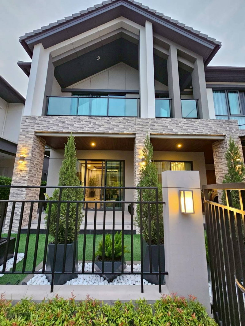 ขายบ้านเดี่ยว : ซื้อ ขาย  บ้านเดี่ยว บางกอก บูเลอวาร์ด พระราม 9  สไตล์ Modern Luxury  หน้าบ้านกว้าง ฟังก์ชันครบ วัสดุตกแต่งดี  Line ID : @951qfbfi