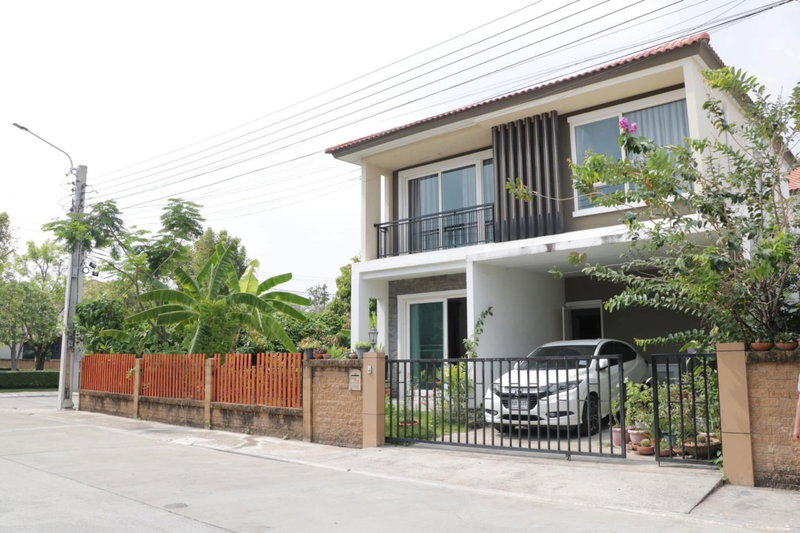 Houses for sale : 📢 For sale: Golden Village On Nut-Pattanakarn house 💰 Price 6,000,000 million, corner house, near 🚇 Airport Link Thap Chang Station