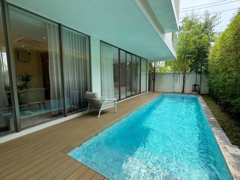 ♦ Pool Villa House ♦ 2 storeys | Land size 104.00 sq.w., usable area 550.00 sq.m. | 5 bedrooms, 4 bathrooms | Near Central Plaza Ladprao