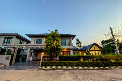 ขายบ้านเดี่ยว : ขายบ้านเดี่ยวหลังมุม Life Bangkok Boulevard รามอินทรา 65 ขนาด 70.2 ตรว. 4 ห้องนอน 3 ห้องน้ำ ต่อเติมเรือนรับรองเอนกประสงค์ข้างบ้าน 
