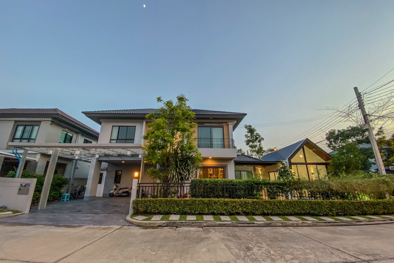 ขายบ้านเดี่ยว : ขายบ้านเดี่ยวหลังมุม Life Bangkok Boulevard รามอินทรา 65 ขนาด 70.2 ตรว. 4 ห้องนอน 3 ห้องน้ำ ต่อเติมเรือนรับรองเอนกประสงค์ข้างบ้าน