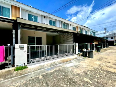 Townhouses for sale : 🔥 Sale, Pruksa  Rangsit, Khlong Hok, near 🏨 Rajamangala, Khlong Hok 💸 Price 1.79 million, free transfer 🌤️ The front of the house faces west.