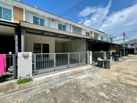 🔥 Sale, Pruksa Rangsit, Khlong Hok, near 🏨 Rajamangala, Khlong Hok 💸 Price 1.79 million, free transfer 🌤️ The front of the house faces west.