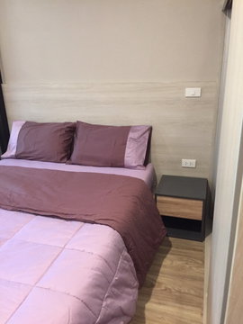 Blossom Condo Sathorn-Charoenrat: Beautiful rooms, fully furnished with appliances, convenient transportation.