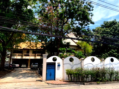 Houses for sale Yan Nawa : Land with a Large 2-Storey Detached House for Sale, PrimeLocated in Soi Sathu Pradit 34, n Land size: 392 square wah (approx. 1,568 square meters).