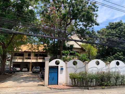 ขายที่ดินพร้อมบ้านเดี่ยว 2 ชั้น ขนาดใหญ่ ใจกลางเมือง ทำเลดี ซอยสาธุประดิษฐ์34 ติดถนนใกล้แยก 9 บนเนื้อที่ 3งาน 92  ตร.ว.